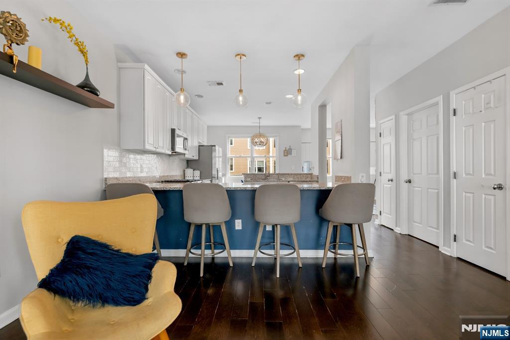 285 Roslyn Court