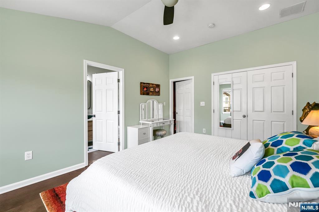 285 Roslyn Court