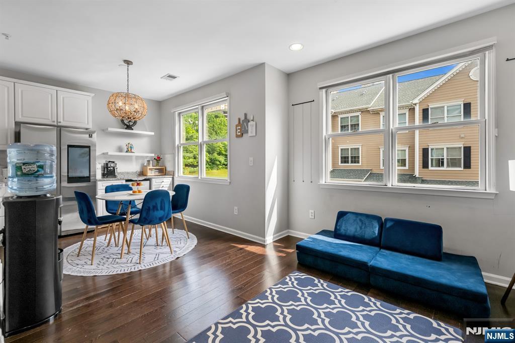 285 Roslyn Court