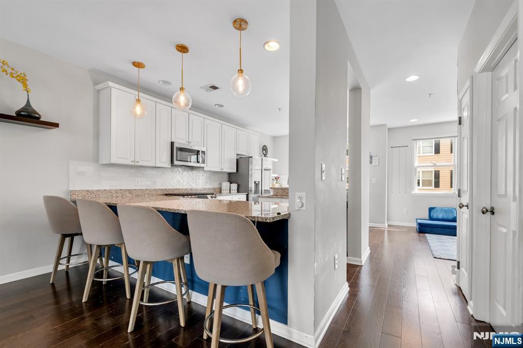 285 Roslyn Court