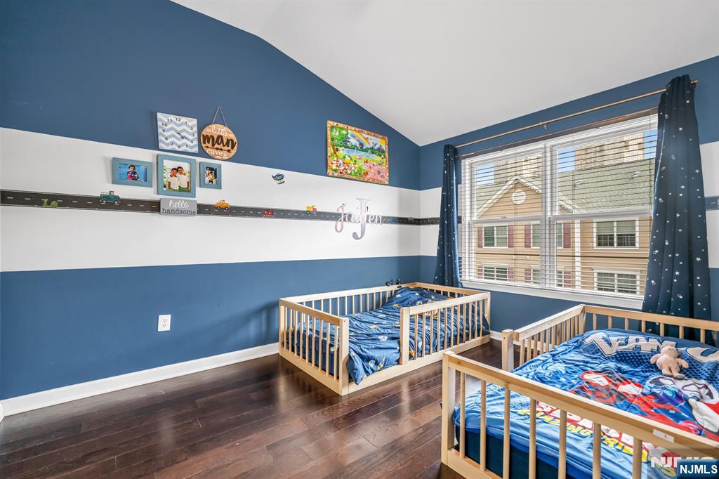 285 Roslyn Court