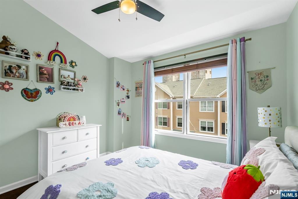 285 Roslyn Court