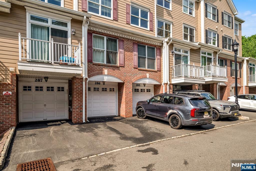 285 Roslyn Court