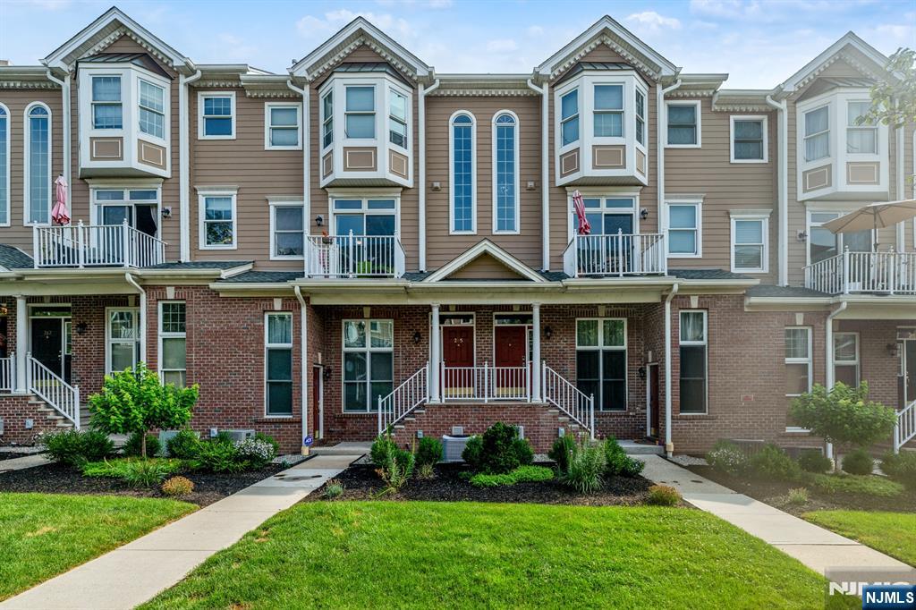 285 Roslyn Court