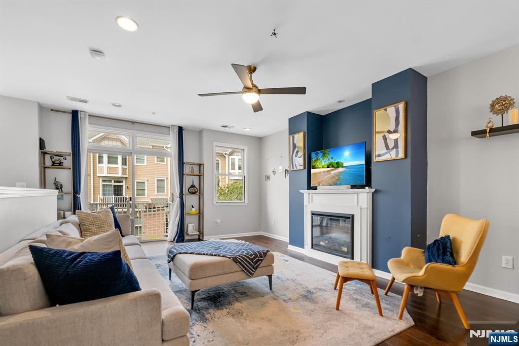 285 Roslyn Court