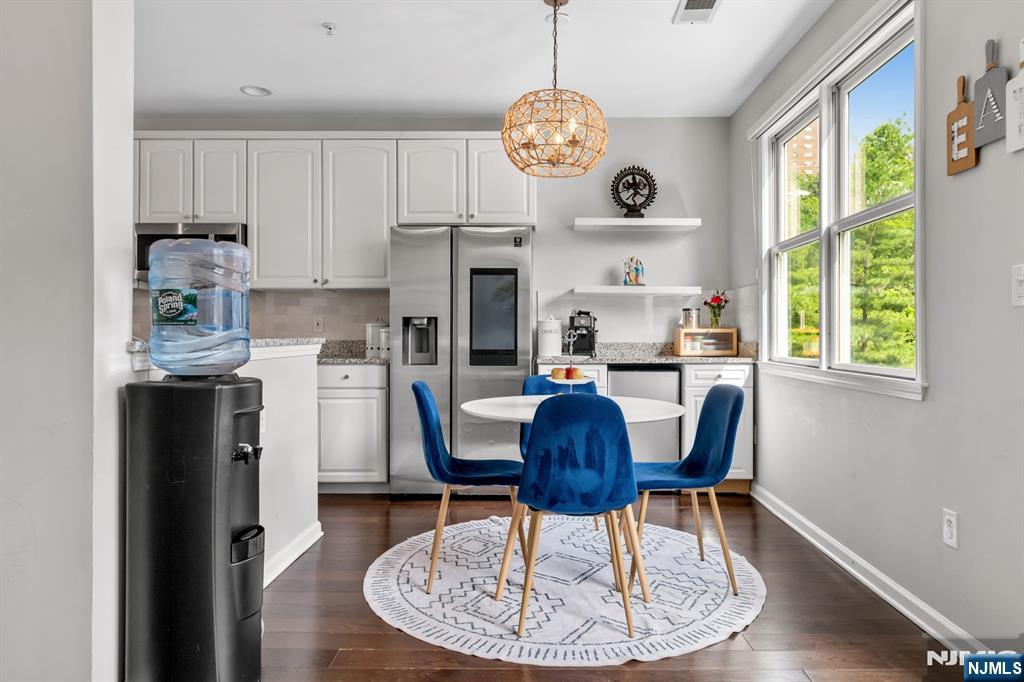 285 Roslyn Court
