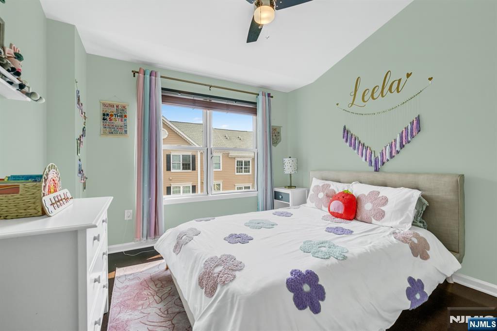 285 Roslyn Court