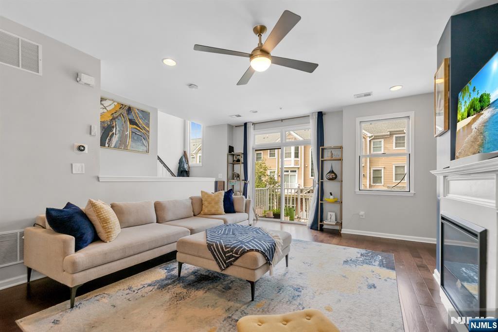 285 Roslyn Court