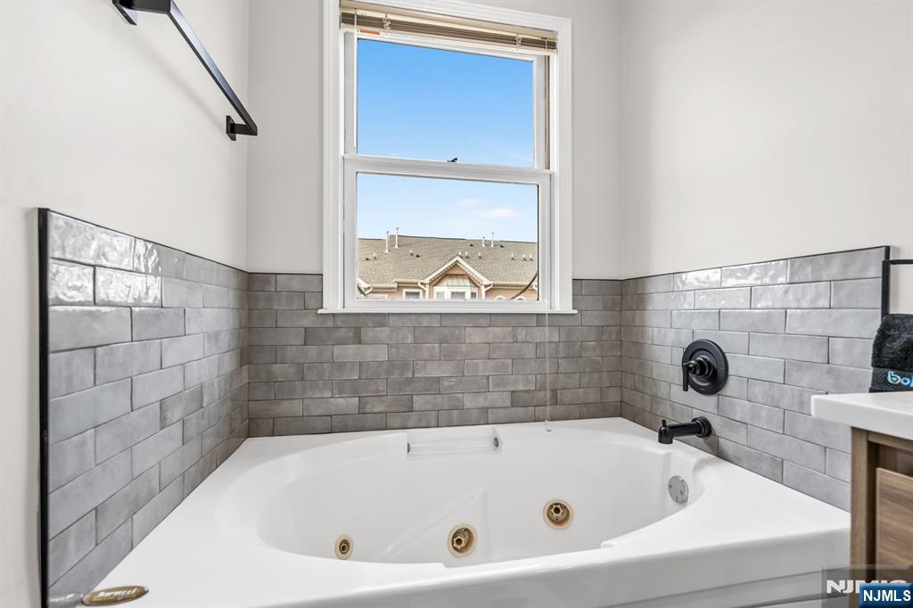 285 Roslyn Court