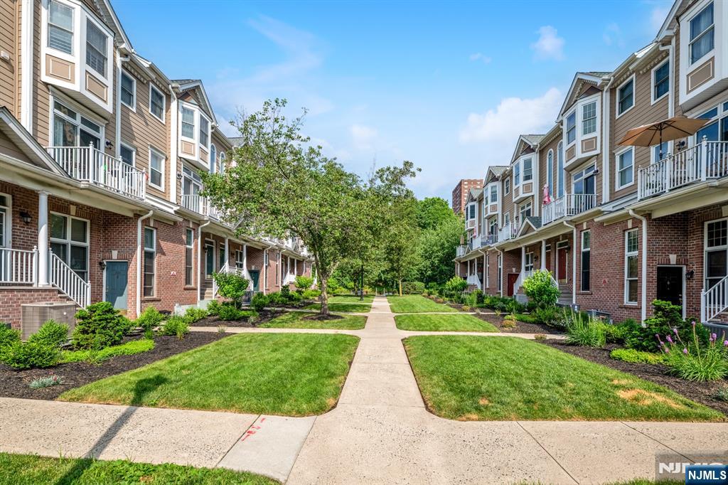 285 Roslyn Court