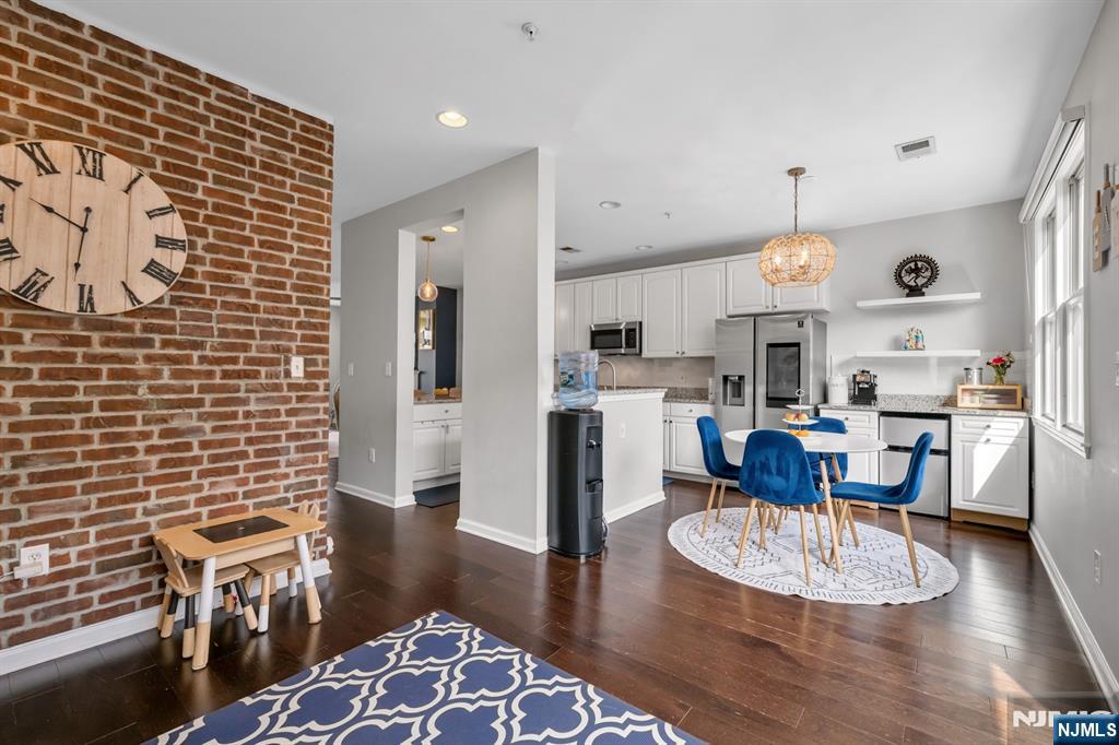 285 Roslyn Court