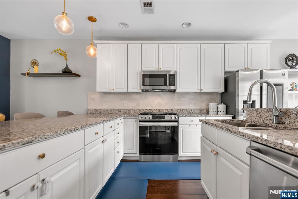 285 Roslyn Court