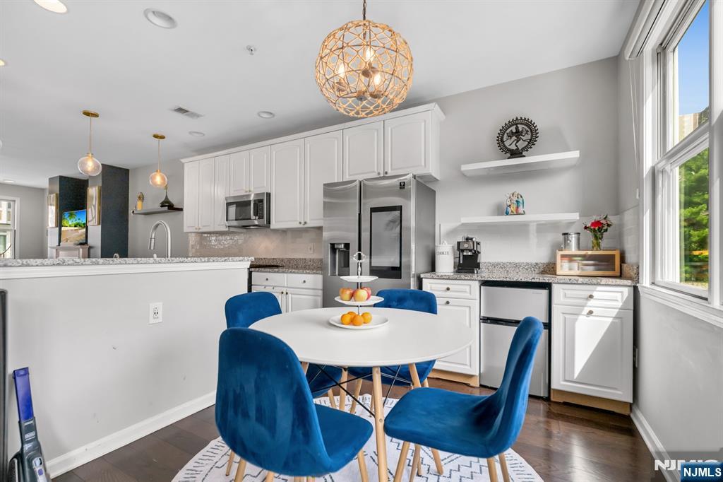 285 Roslyn Court