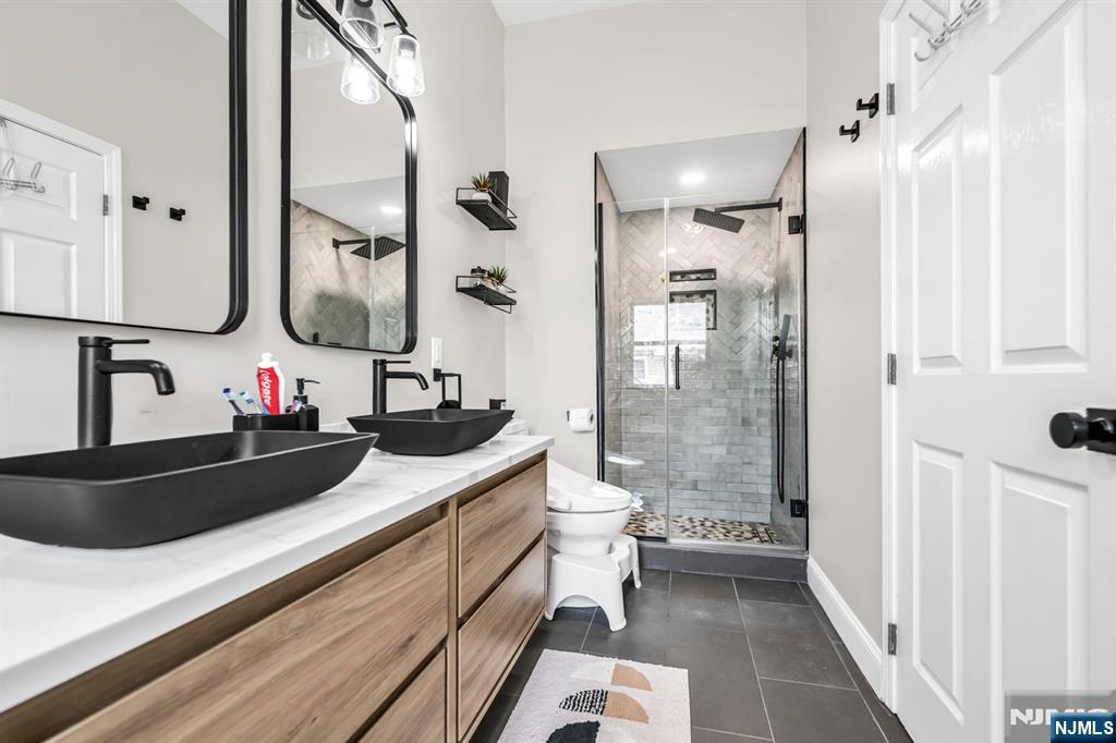 285 Roslyn Court