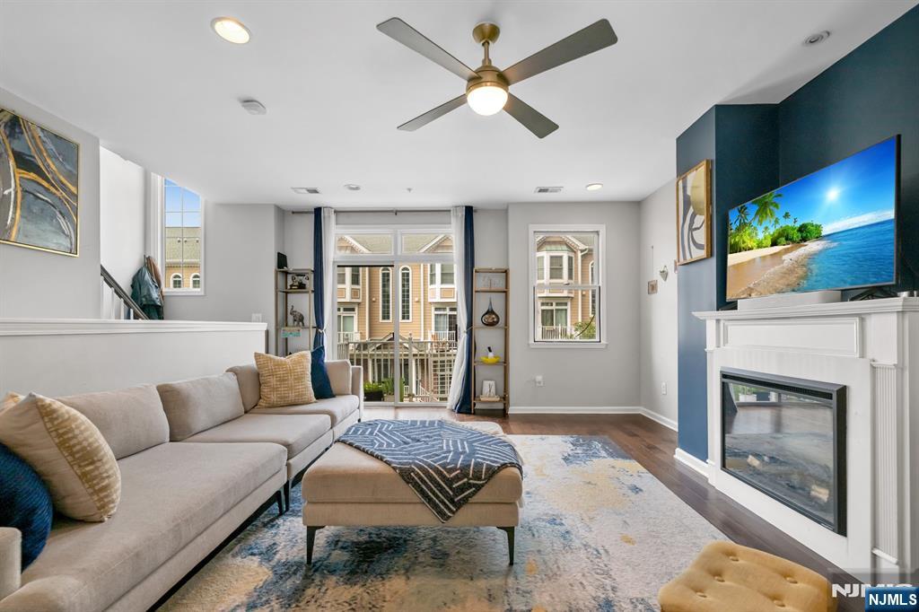 285 Roslyn Court