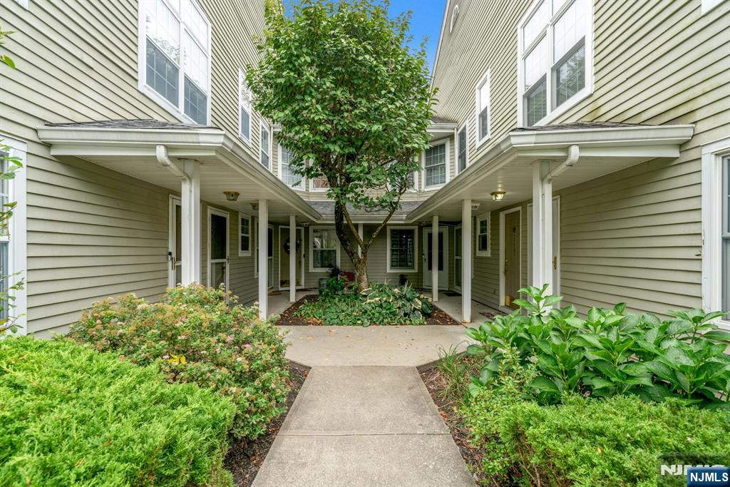 1121 Hyde Park Court