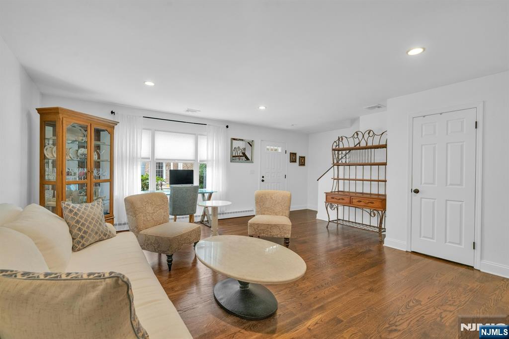 54 Hawthorne Avenue D