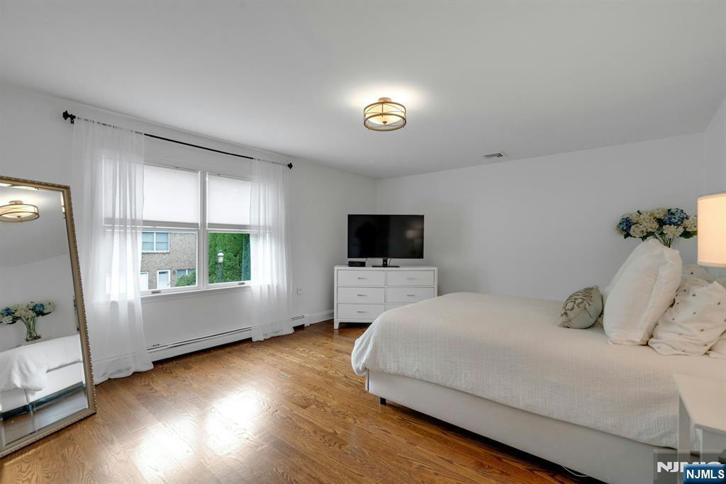 54 Hawthorne Avenue D