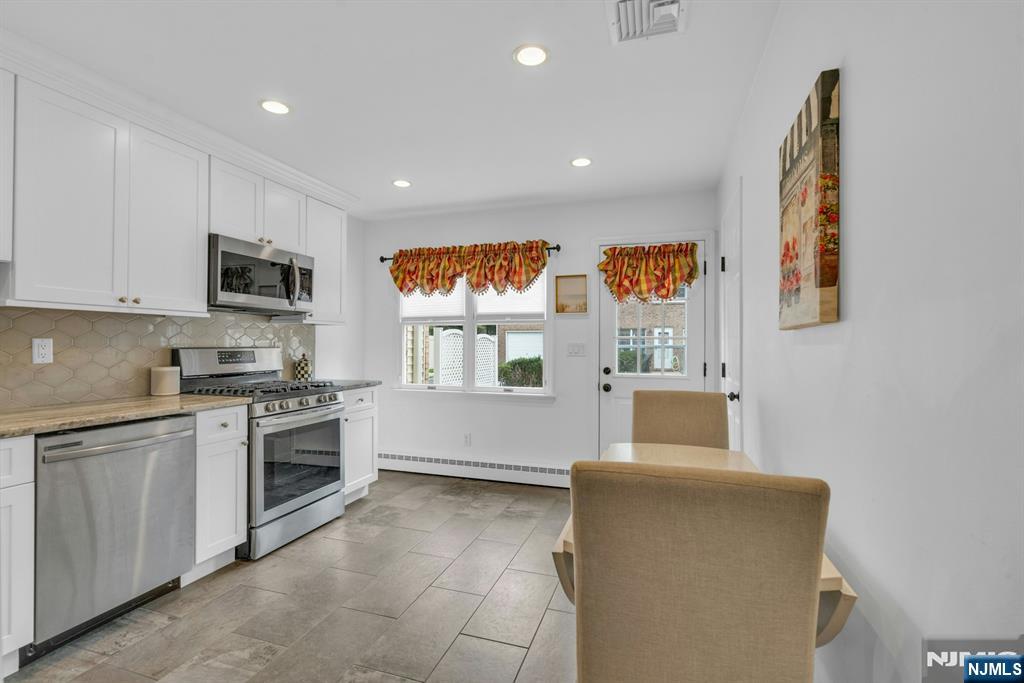 54 Hawthorne Avenue D