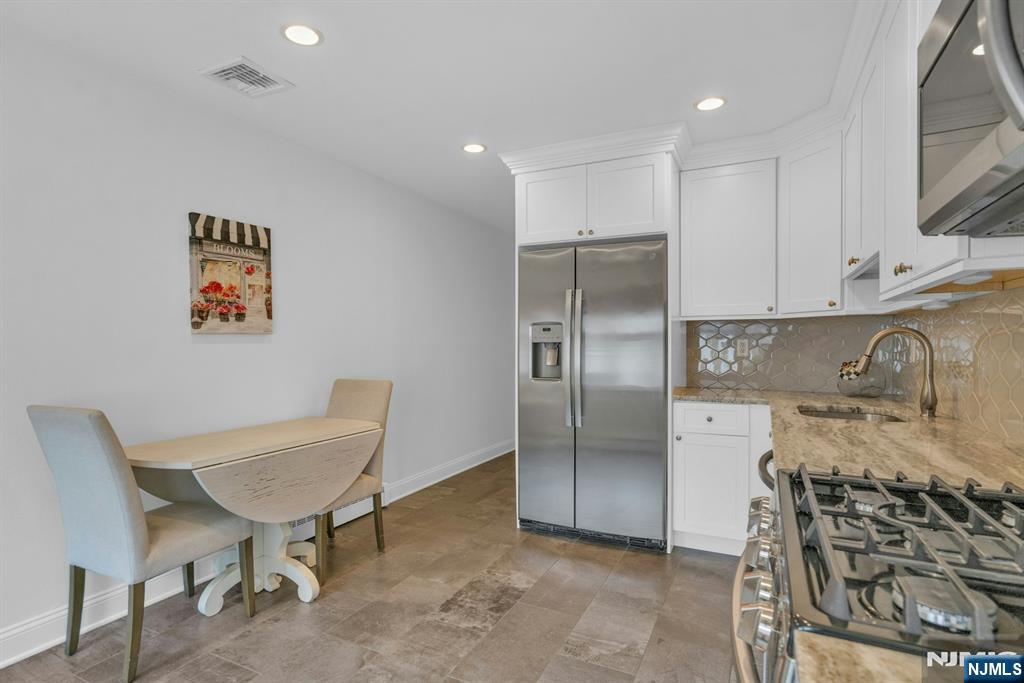 54 Hawthorne Avenue D