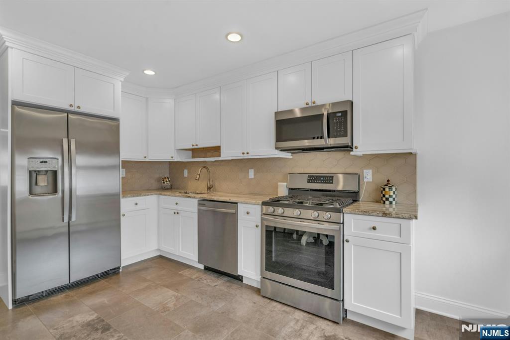 54 Hawthorne Avenue D