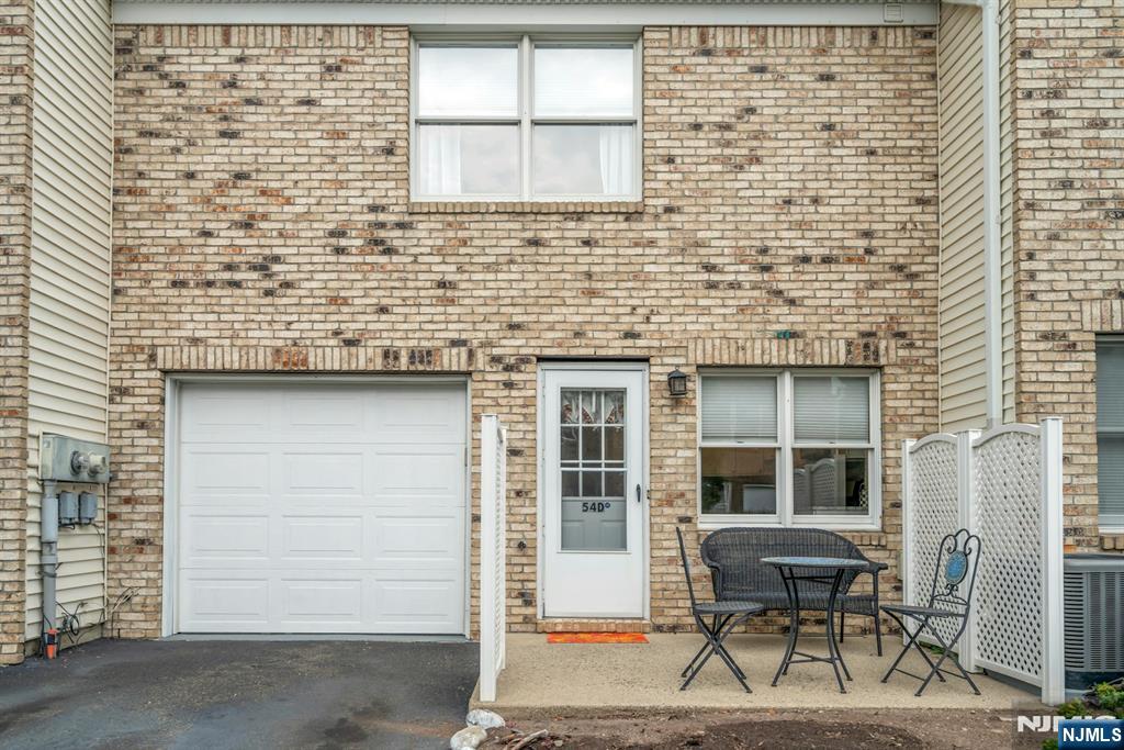 54 Hawthorne Avenue D