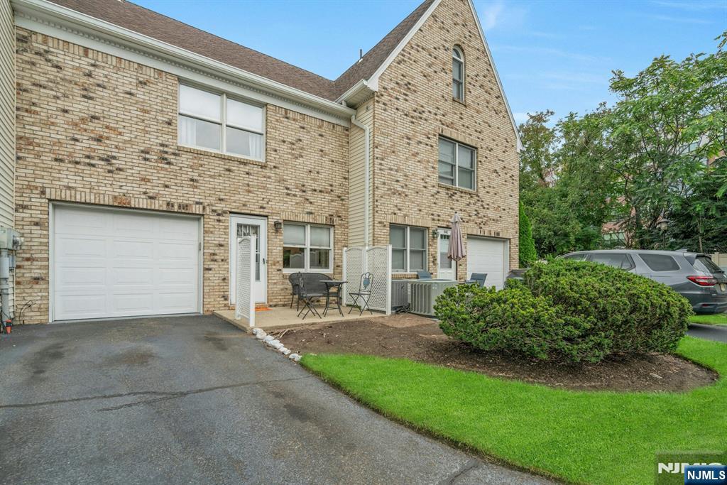 54 Hawthorne Avenue D