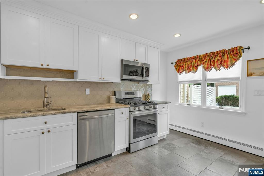 54 Hawthorne Avenue D