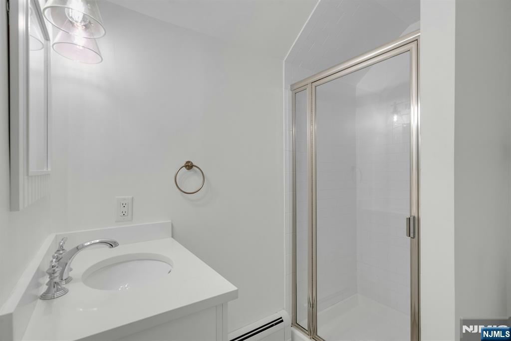 54 Hawthorne Avenue D