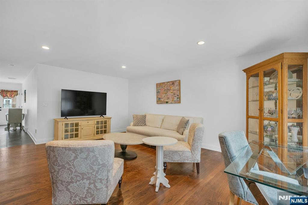 54 Hawthorne Avenue D