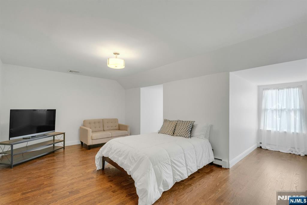 54 Hawthorne Avenue D