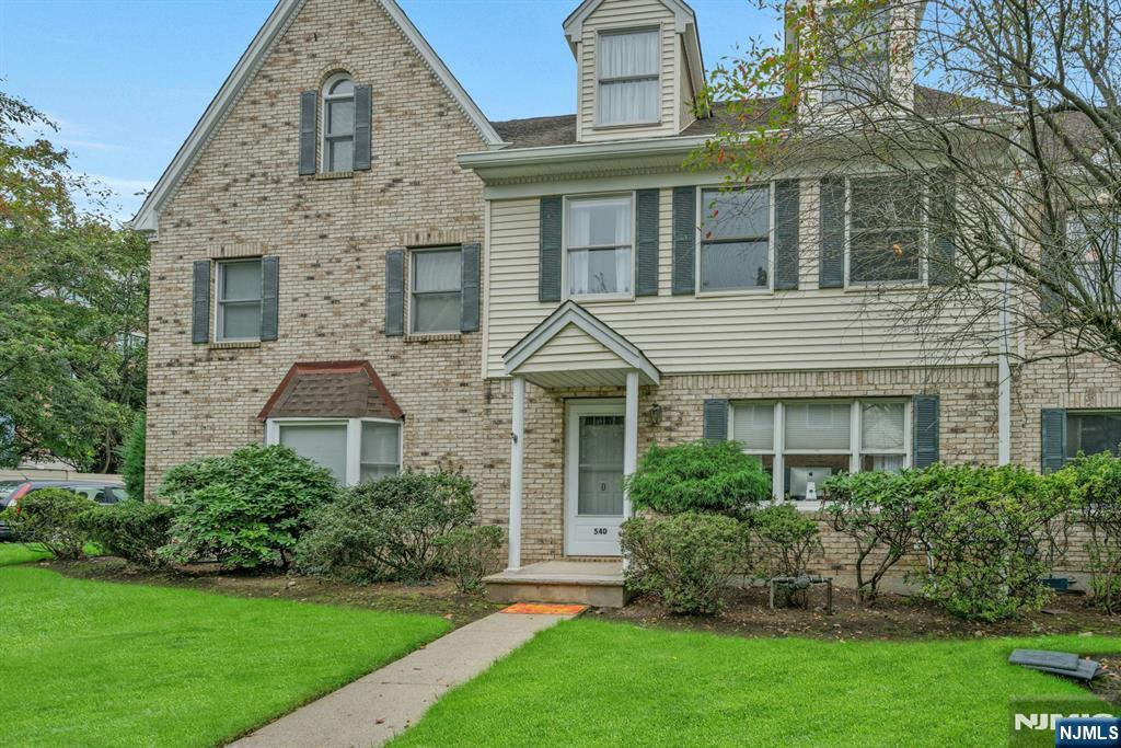 54 Hawthorne Avenue D