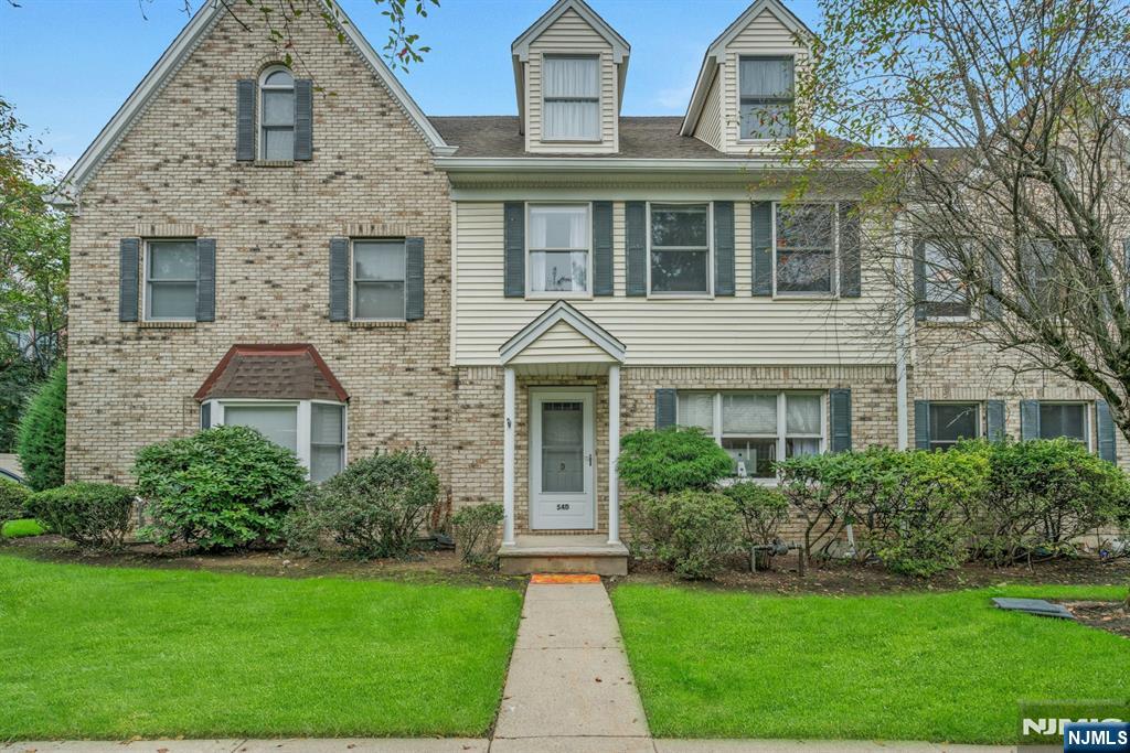 54 Hawthorne Avenue D