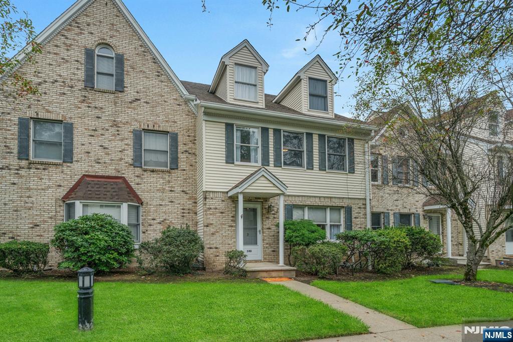 54 Hawthorne Avenue D