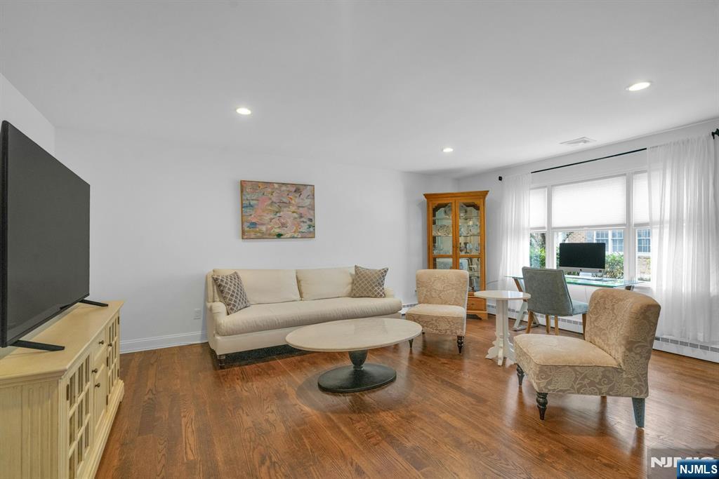 54 Hawthorne Avenue D