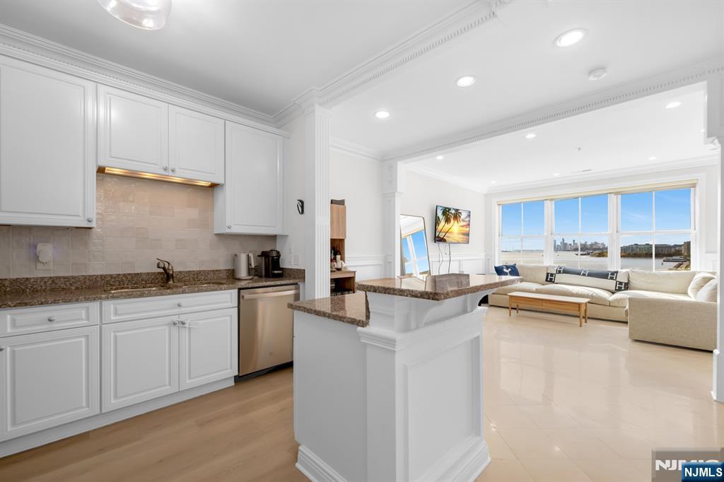 22 Ave At Port Imperial 403