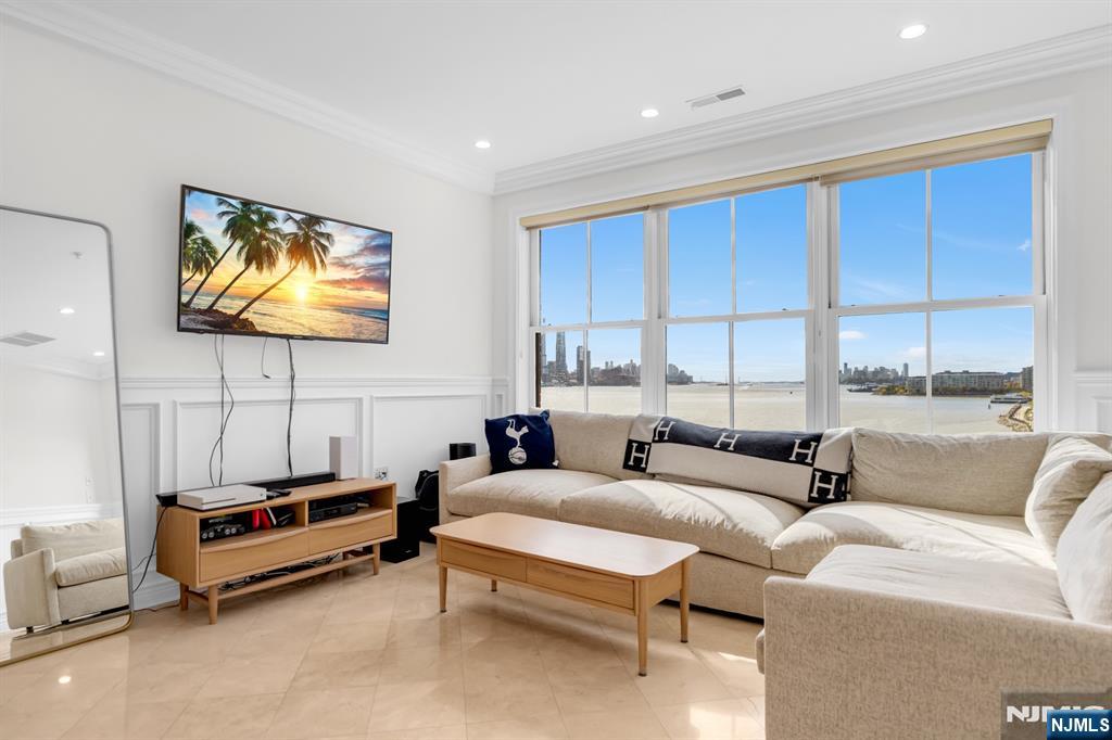 22 Ave At Port Imperial 403