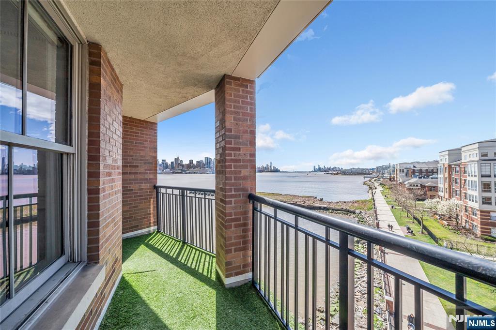 22 Ave At Port Imperial 403