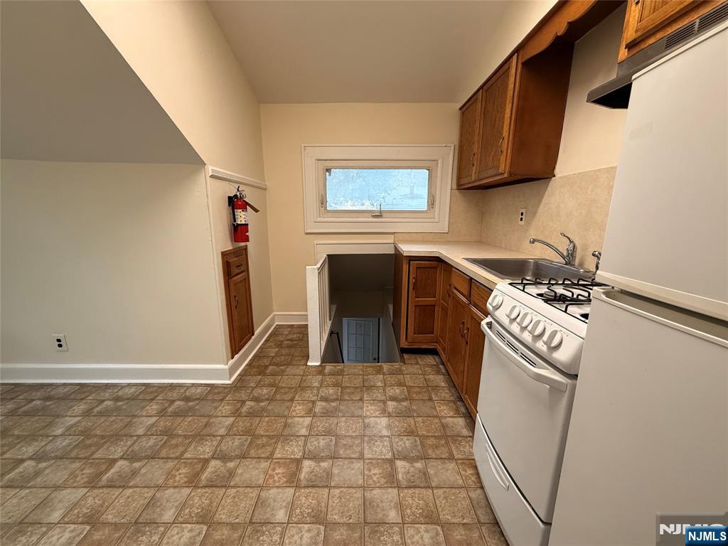 37 Hawthorne Avenue B