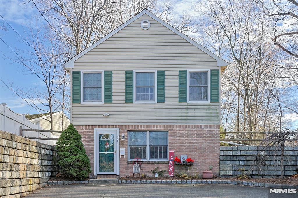 301 W CRESCENT Avenue