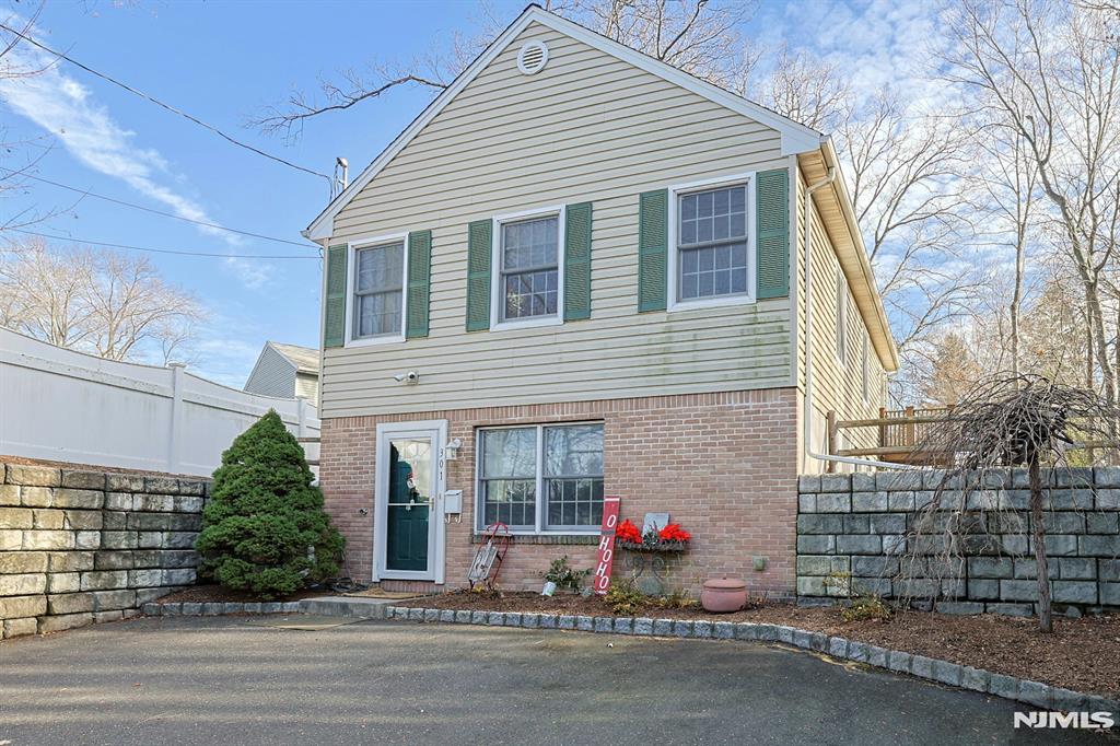 301 W CRESCENT Avenue