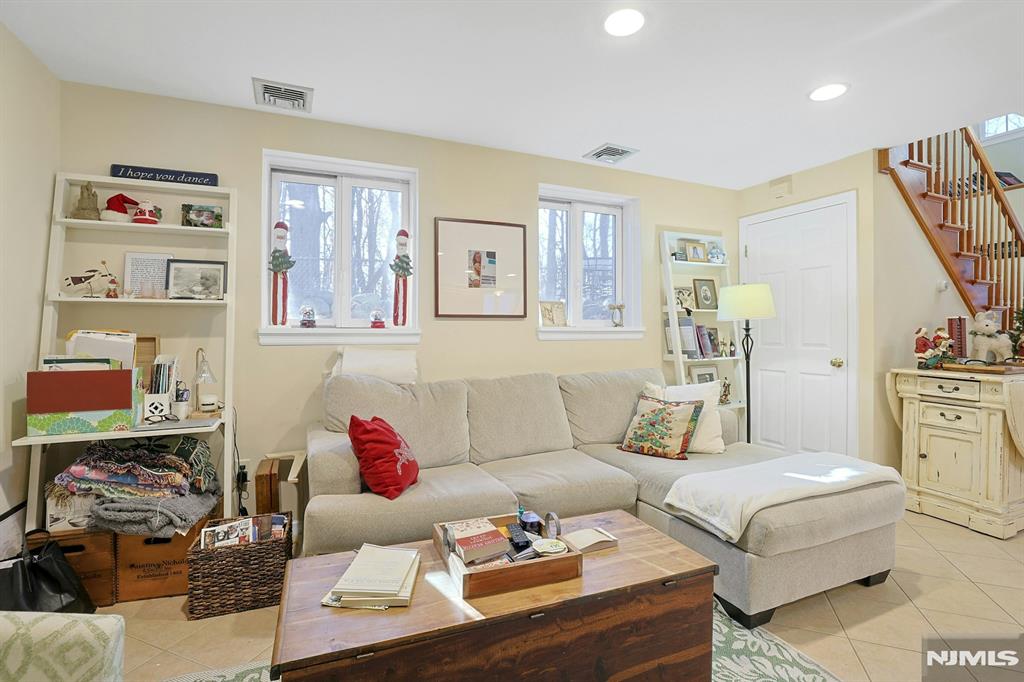 301 W CRESCENT Avenue