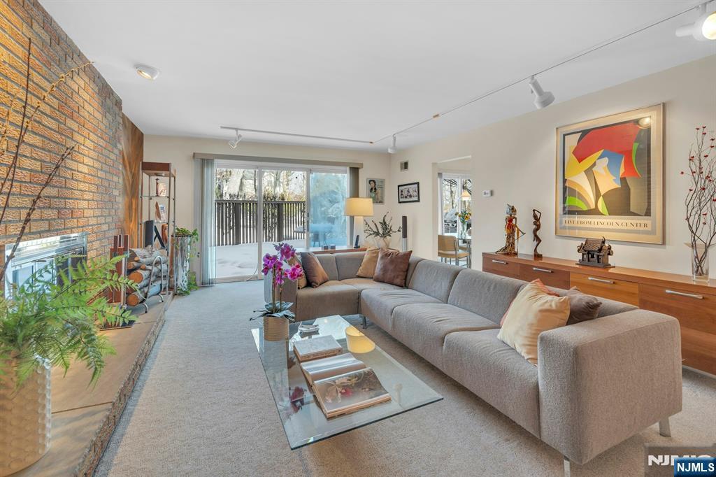 566 Faletti Way