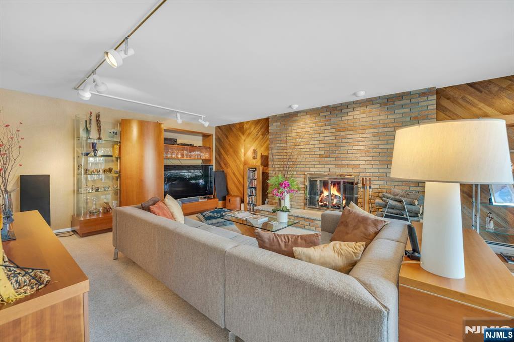 566 Faletti Way