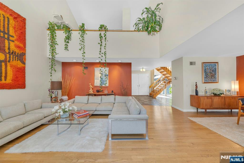 566 Faletti Way
