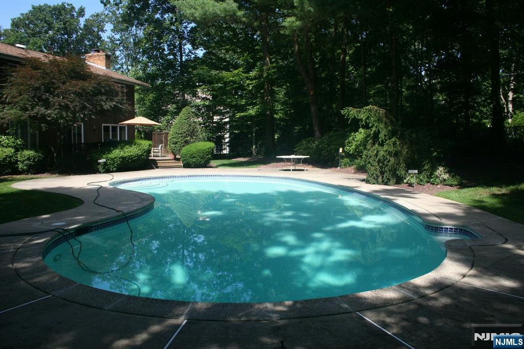 566 Faletti Way