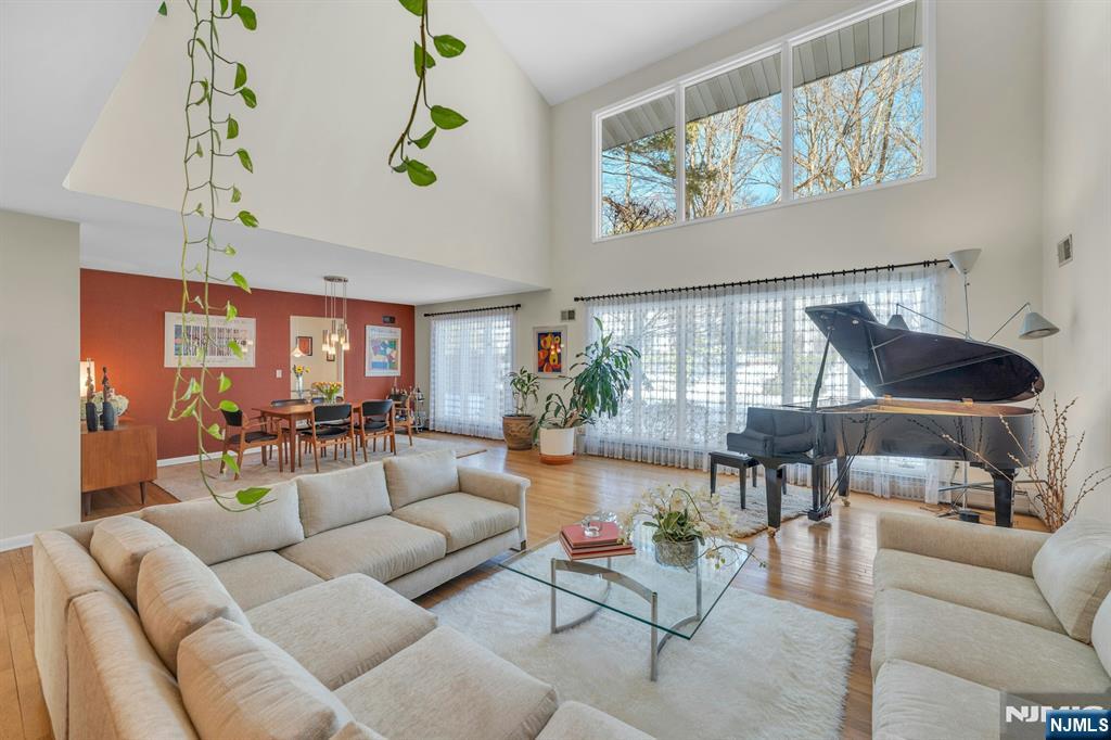 566 Faletti Way