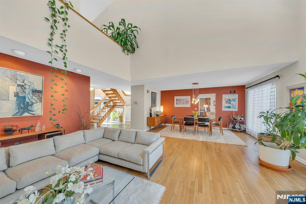 566 Faletti Way