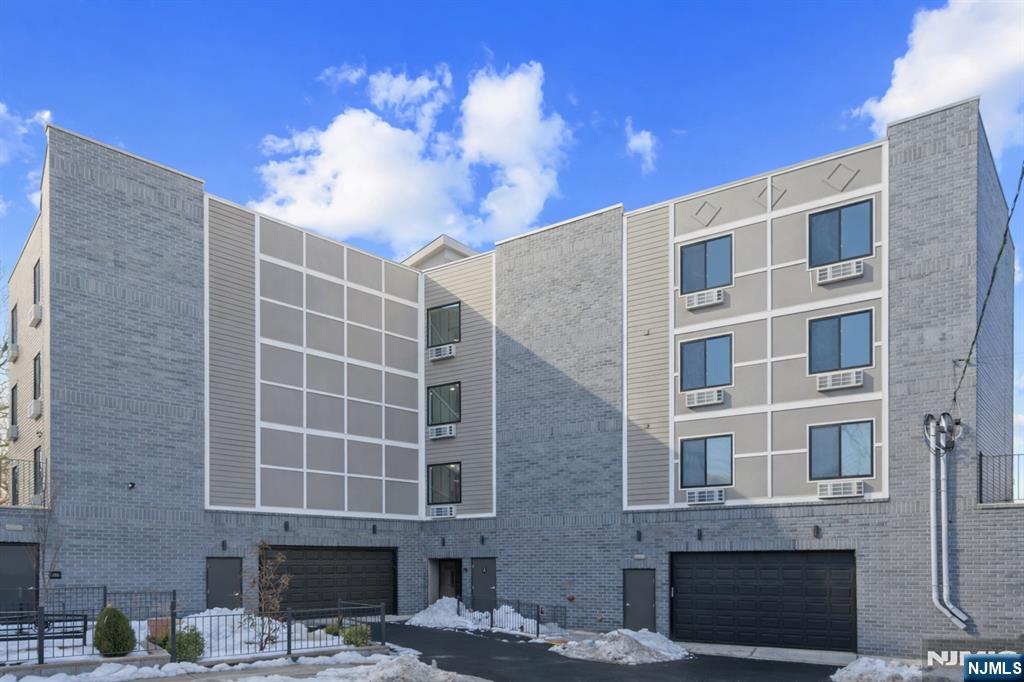 2601 Jane Street 404
