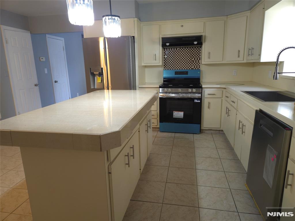 385 Westervelt Place